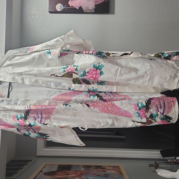 Women's White Japanese Style Robe - Picture 8 of 9